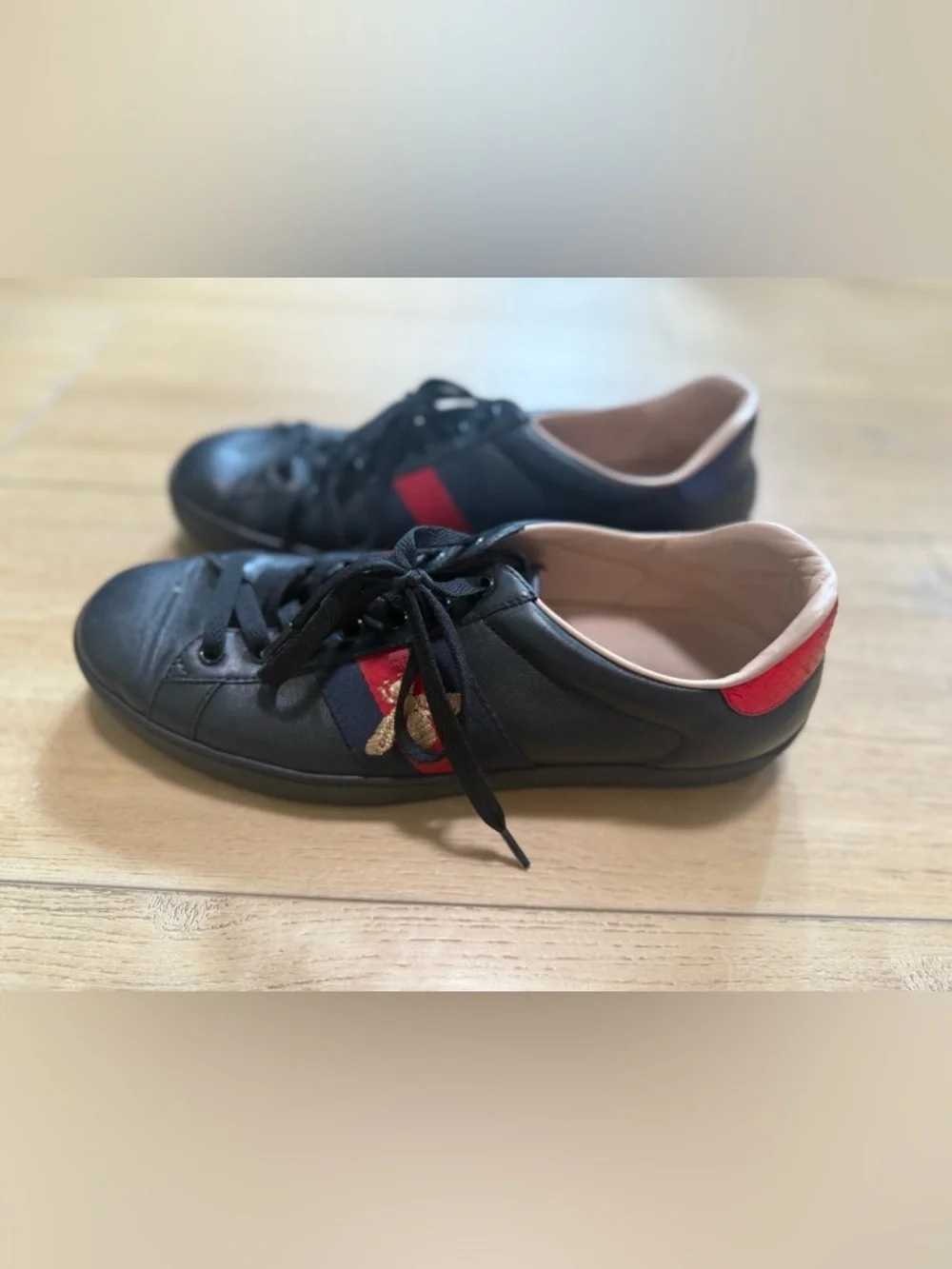Gucci ACE embroidered 🐝black bee OPEN TO OFFERS men’s 9.5 AUTHENTIC!!